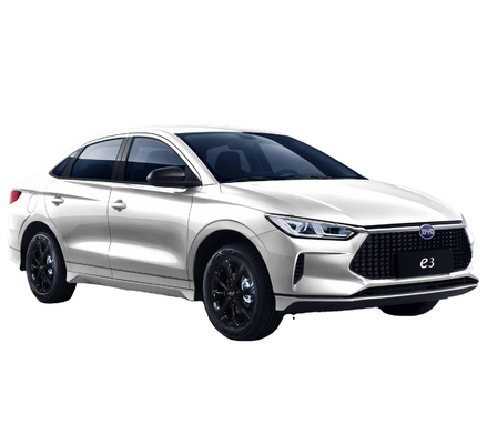 La BYD e3 è una berlina elettrica compatta con un'autonomia di 410 chilometri.