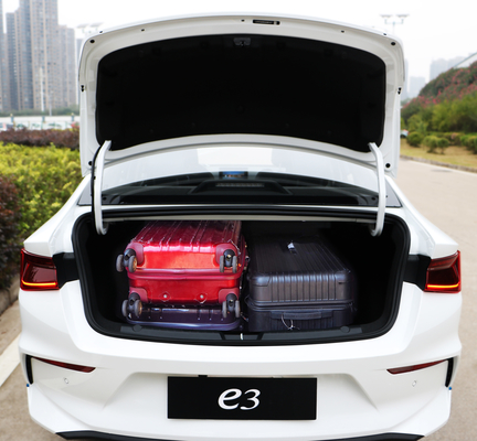 La BYD e3 è una berlina elettrica compatta con un'autonomia di 410 chilometri.