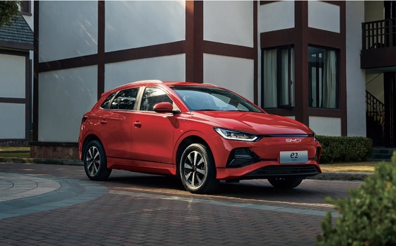 BYD e2 compatta berlina elettrica pura ha un'autonomia di 405 chilometri