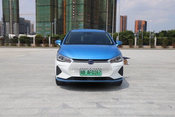 Il taxi elettrico più venduto di BYD, il nuovo e6, ha un'autonomia di 500 km.