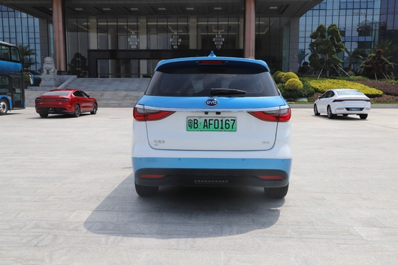 Il taxi elettrico più venduto di BYD, il nuovo e6, ha un'autonomia di 500 km.