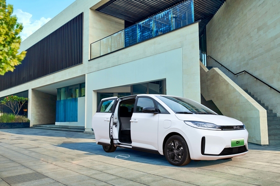 BYD Pure Electric Taxi D1 ha un'autonomia di 418 km e una porta scorrevole elettrica