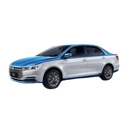 Il taxi Qin EV puramente elettrico di BYD ha un'autonomia di 450 km e un corpo a doppio colore.