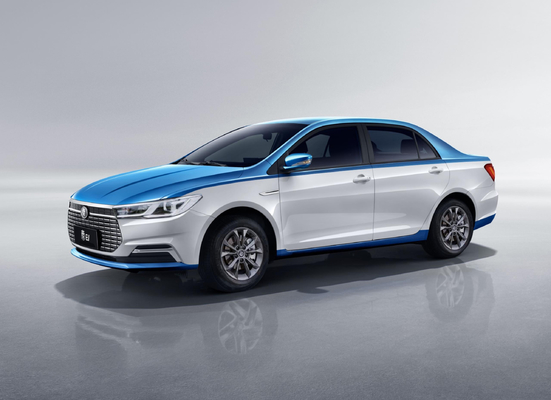 Il taxi Qin EV puramente elettrico di BYD ha un'autonomia di 450 km e un corpo a doppio colore.