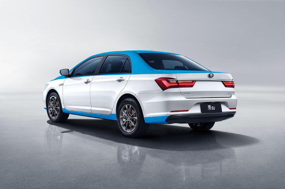 Il taxi Qin EV puramente elettrico di BYD ha un'autonomia di 450 km e un corpo a doppio colore.