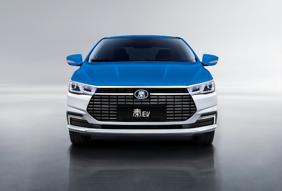 Il taxi Qin EV puramente elettrico di BYD ha un'autonomia di 450 km e un corpo a doppio colore.