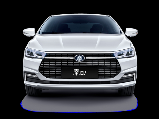 Il taxi Qin EV puramente elettrico di BYD ha un'autonomia di 450 km e un corpo a doppio colore.