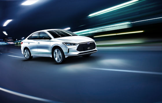 Il taxi BYD E3 Pure Electric ha un'autonomia di 401 km per un trasporto fluido